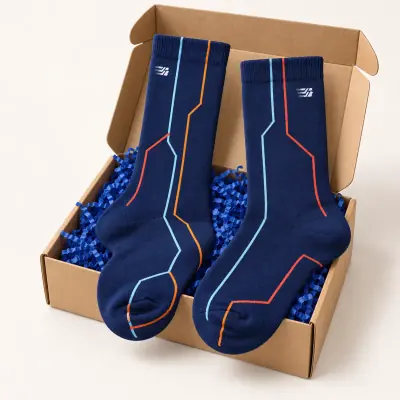 Das Neumitgliederpaket des Fahrgastverbands PRO BAHN: ein Paar blaue Socken mit Liniennetz-Muster in einem Karton