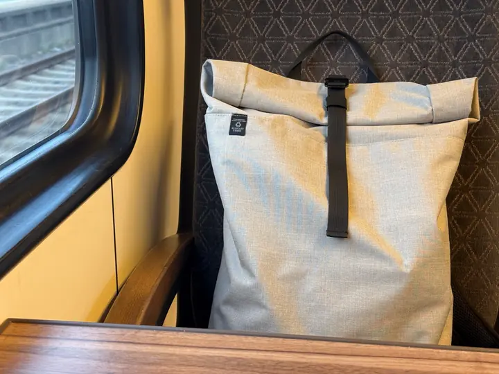 Rucksack auf einem Zugssitz – Symbolbild zu Taschenkontrollen im Öffentlichen Nahverkehr (Foto: Noah Wand)