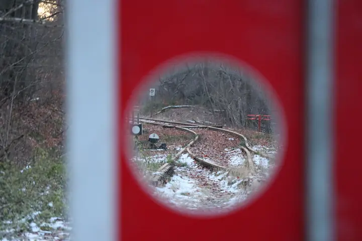 Rote Sperrtafel auf einem verlassenen Bahngleis – Symbol für gesperrte Bahnstrecken und ihre Reaktivierungspotenziale